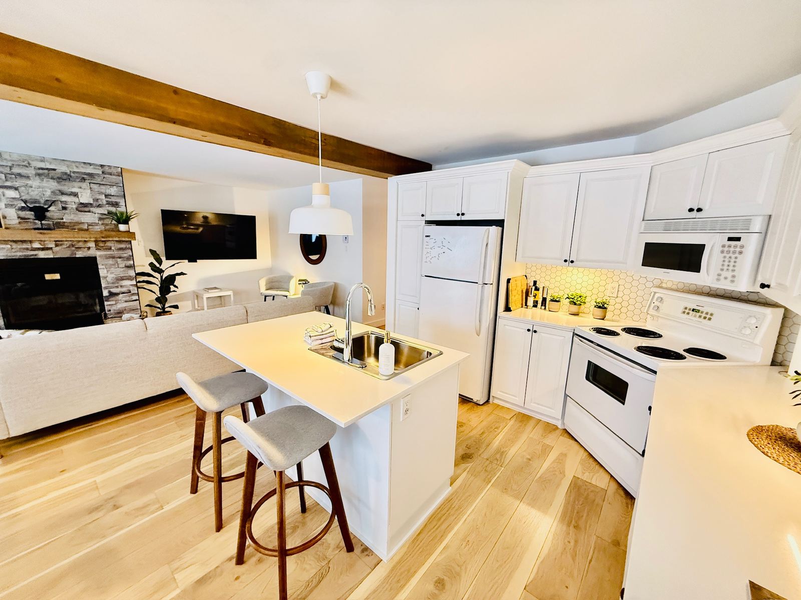 Cuisine ouverte sur le salon avec foyer