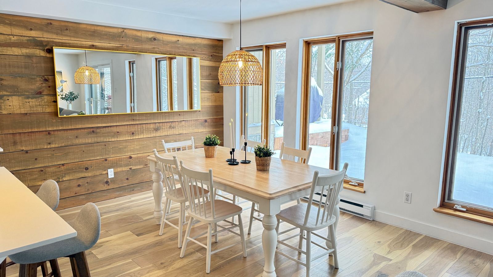 Salle à manger avec mur en bois