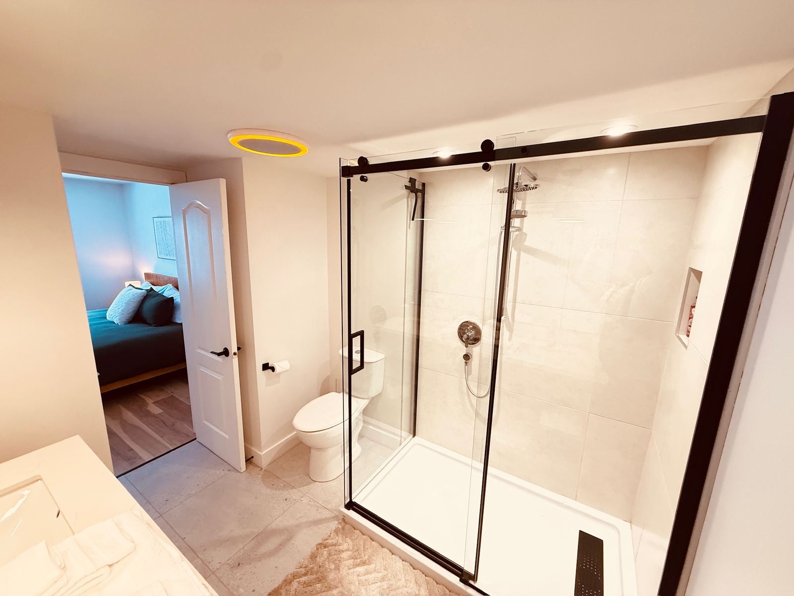 Salle de bain avec douche en verre et toilette