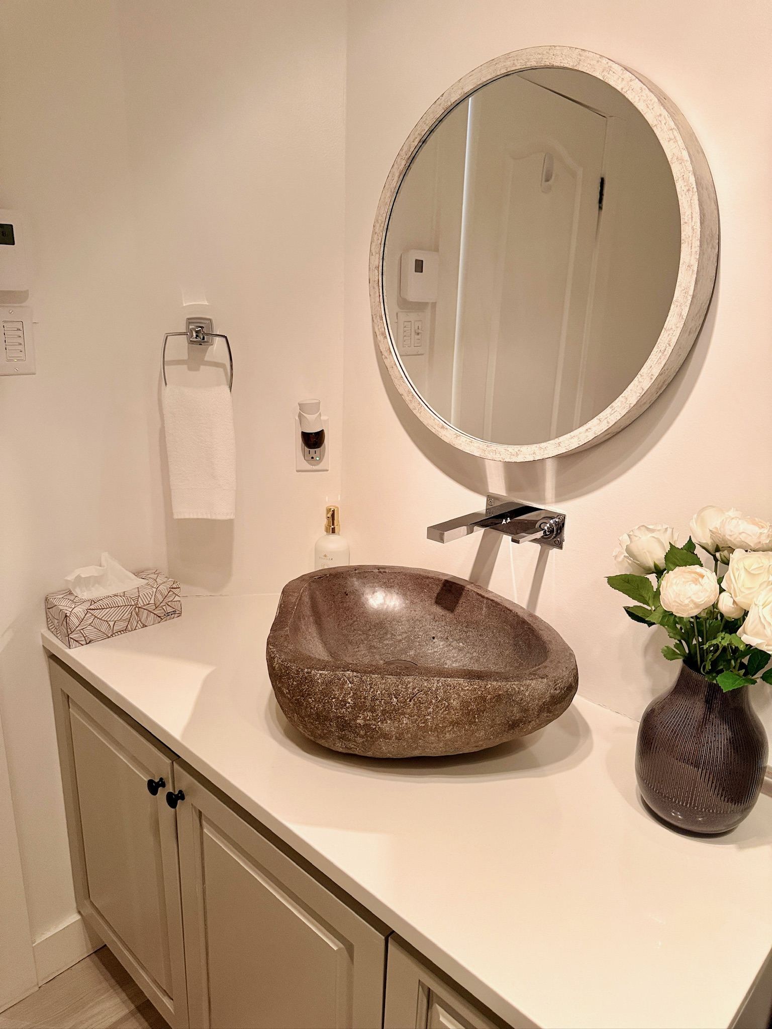 Salle de bain avec vasque en pierre naturelle